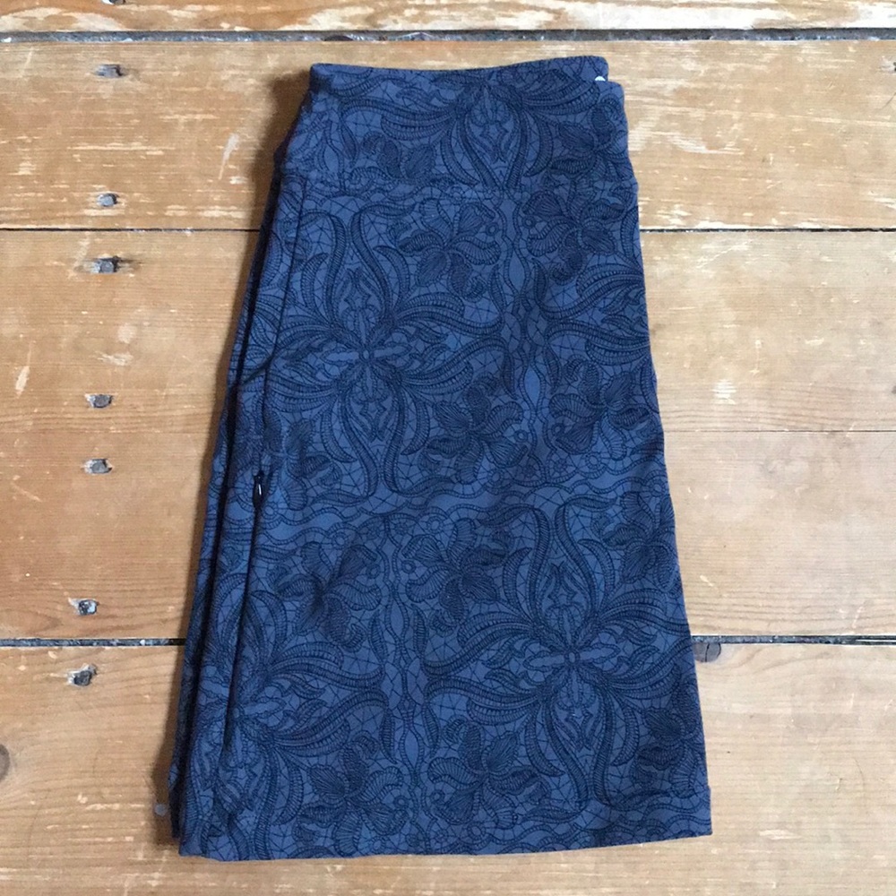 Cute Athleta skort with a zippered pocket! XS